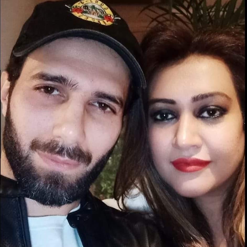 Emmad Irfani Adorable Pictures With His Wife