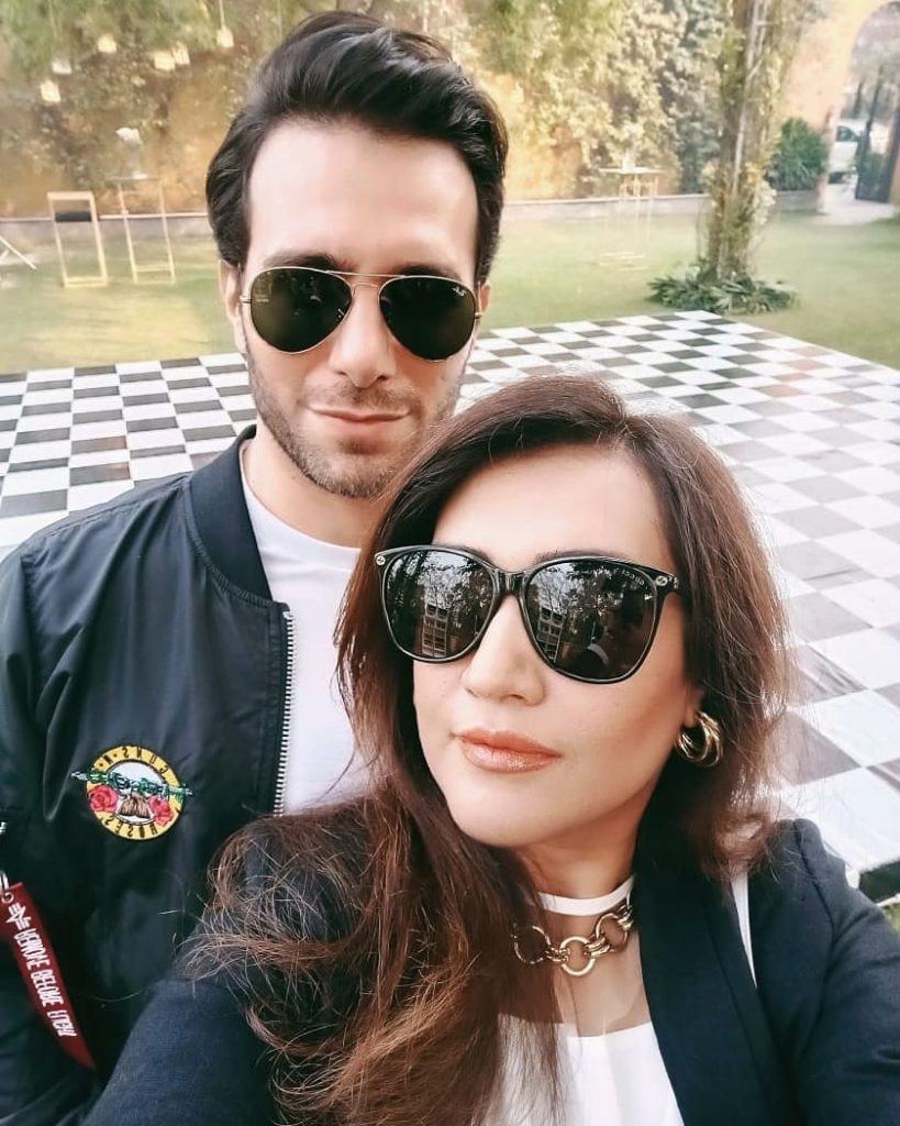 Emmad Irfani Adorable Pictures With His Wife