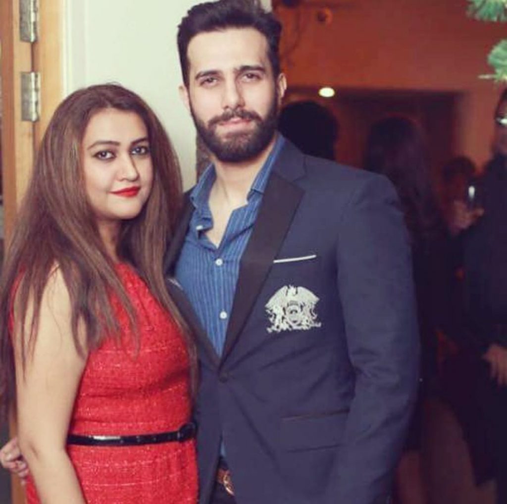 Emmad Irfani Adorable Pictures With His Wife