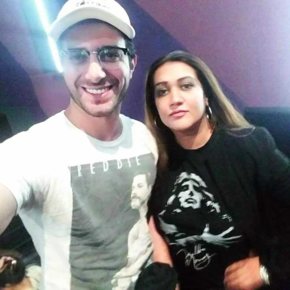 Emmad Irfani Adorable Pictures With His Wife