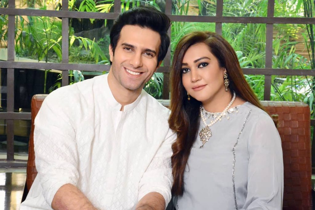 Emmad Irfani Adorable Pictures With His Wife