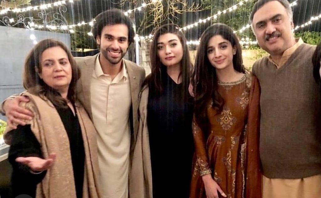 Mawra 's Picture With Ameer Gilani's Family Stirs Curiosity Among Fans