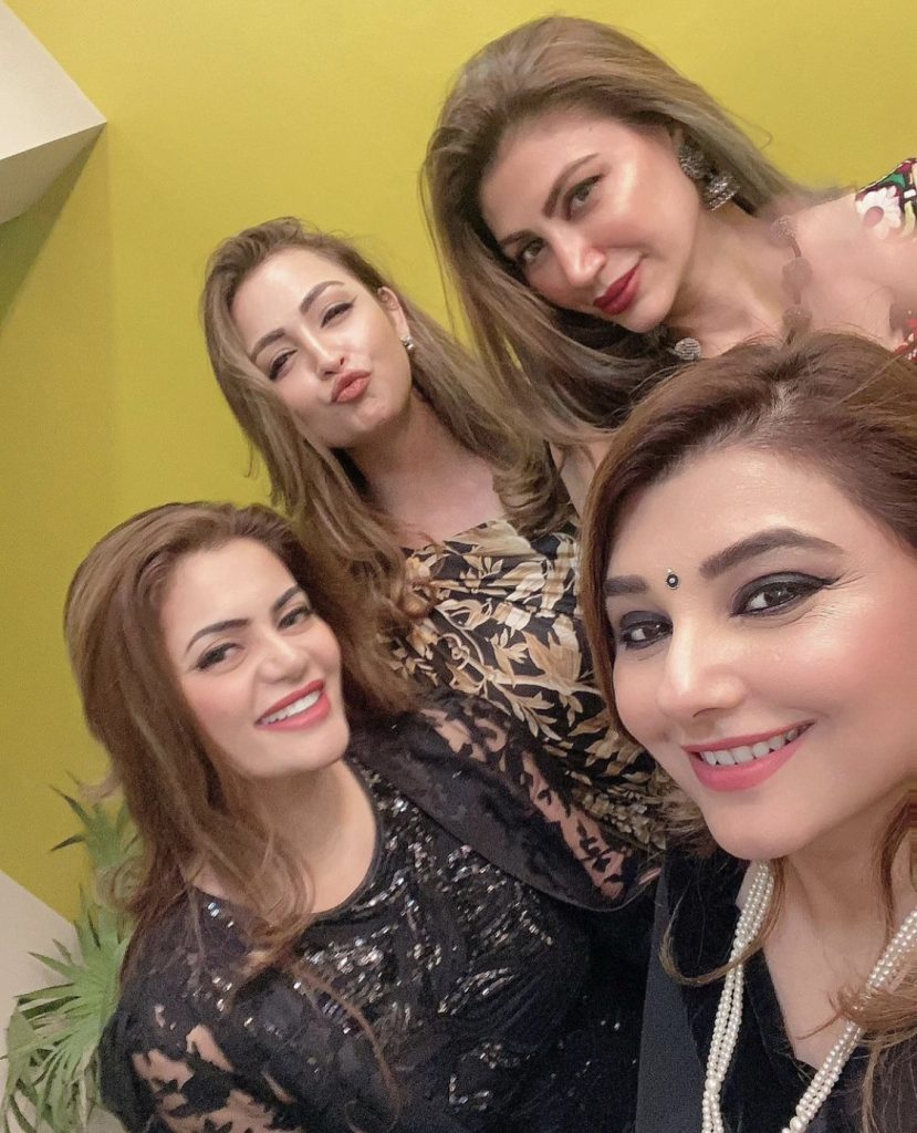 Latest Pictures Of Javeria Saud With Friends