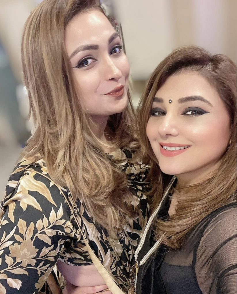 Latest Pictures Of Javeria Saud With Friends