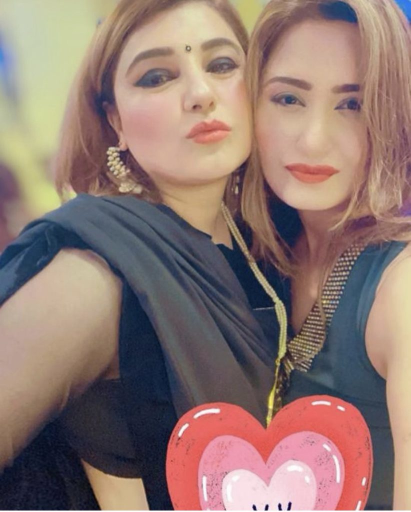 Latest Pictures Of Javeria Saud With Friends