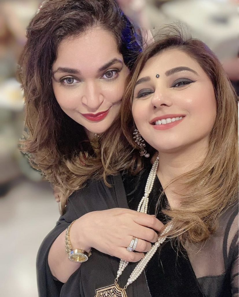 Latest Pictures Of Javeria Saud With Friends