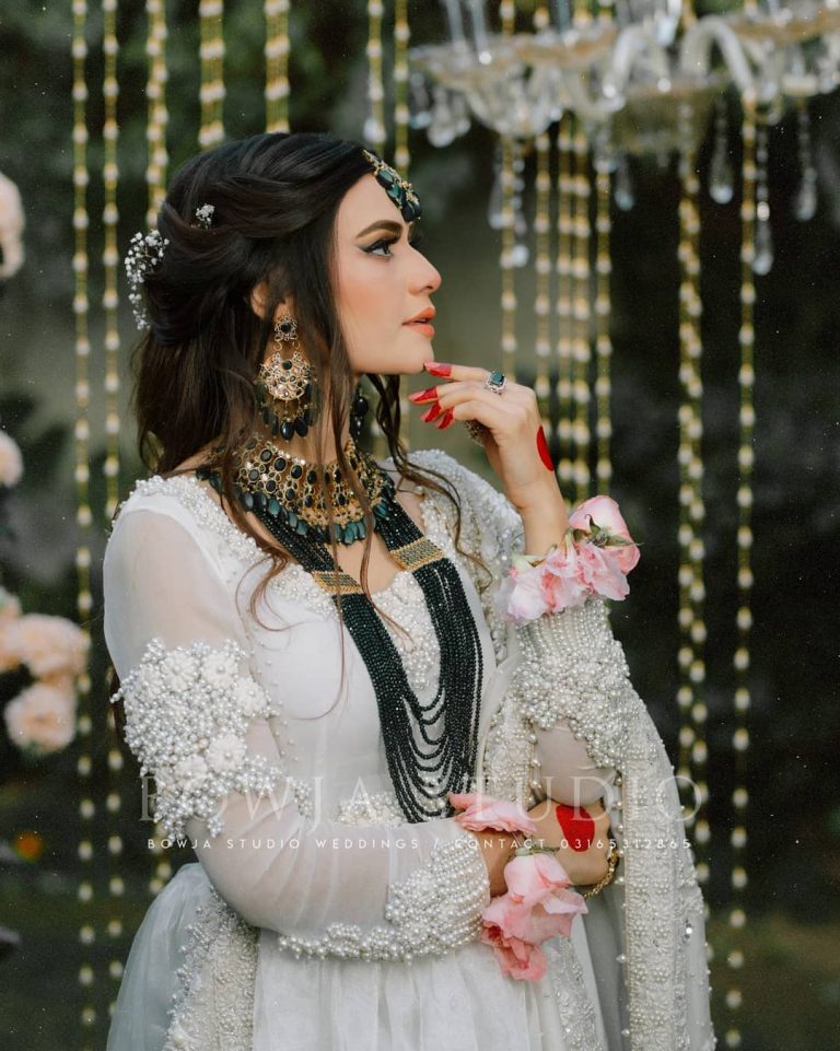 Kiran Haq Looks Vibrant In Her Latest Bridal Shoot | Reviewit.pk