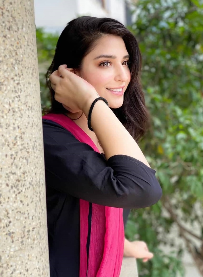 Simple & Beautiful Pictures of Pakistani Actresses