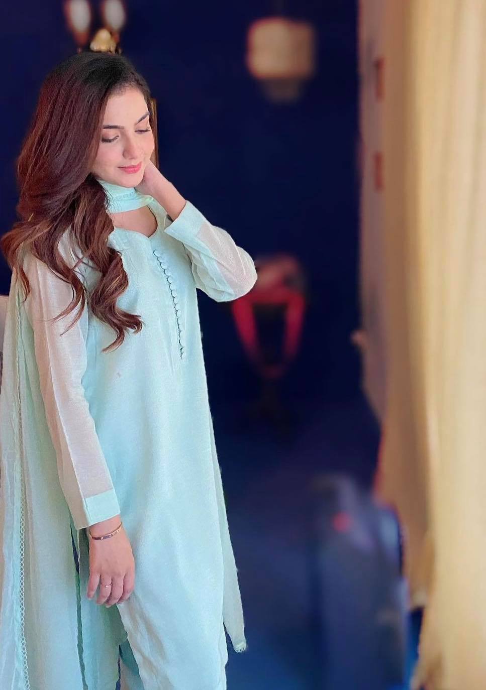 Simple & Beautiful Pictures of Pakistani Actresses