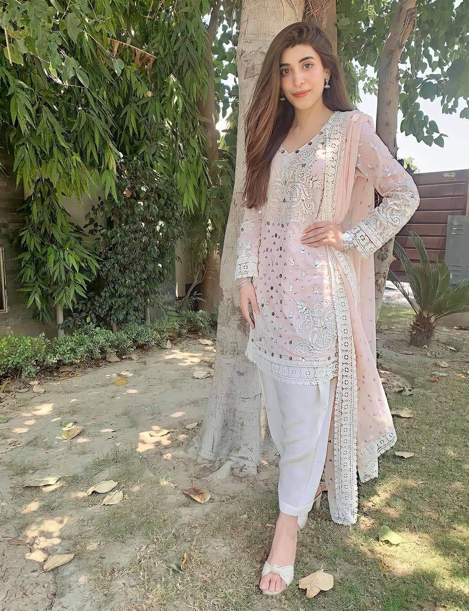 Simple & Beautiful Pictures of Pakistani Actresses