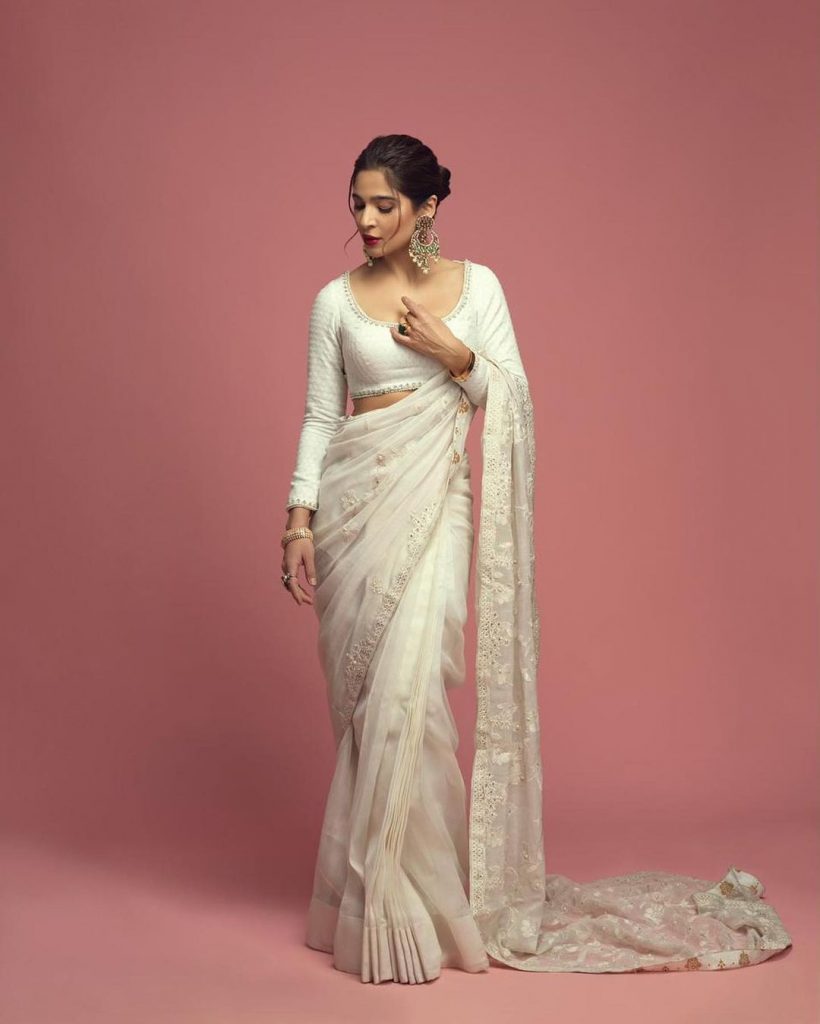 Ayesha Omar Stuns In Luxurious White Saree