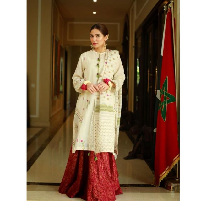 Adorable Pictures of Ayesha Omar Wearing White Color | Reviewit.pk