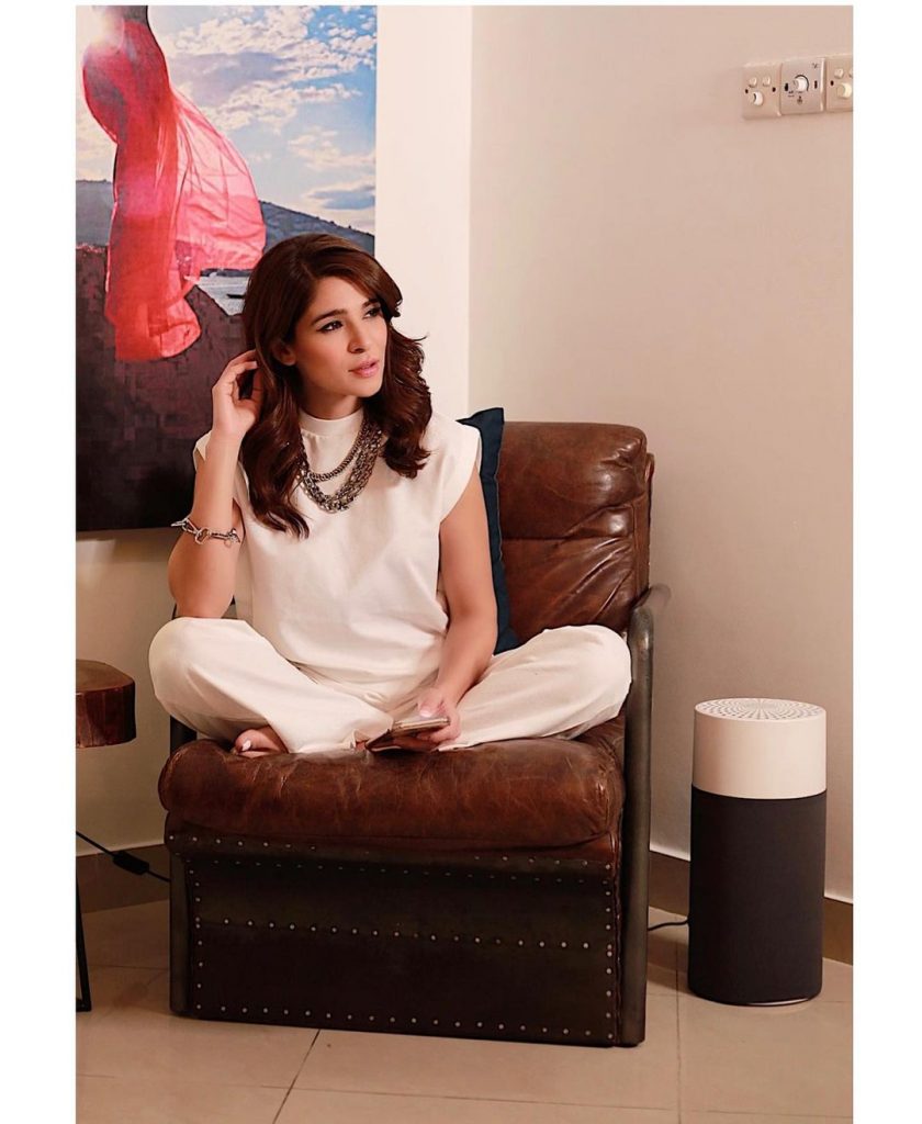 Adorable Pictures of Ayesha Omar Wearing White Color