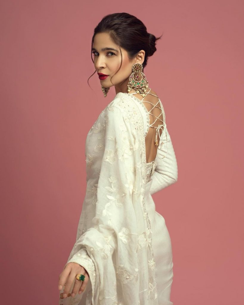 Adorable Pictures of Ayesha Omar Wearing White Color