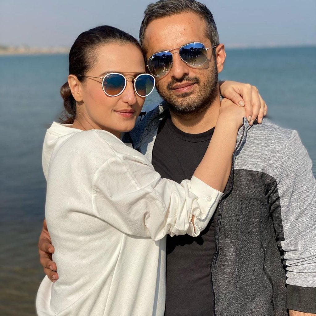 Hasan Rizvi Vacationing With Friends and Family At Beach