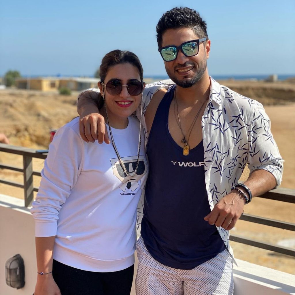 Hasan Rizvi Vacationing With Friends and Family At Beach