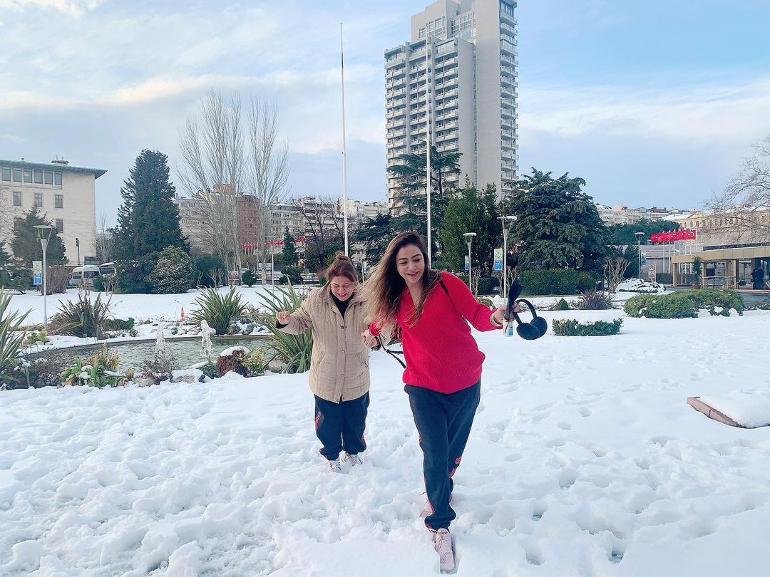 Beautiful Clicks of Humaima Malik with her Mother in Turkey