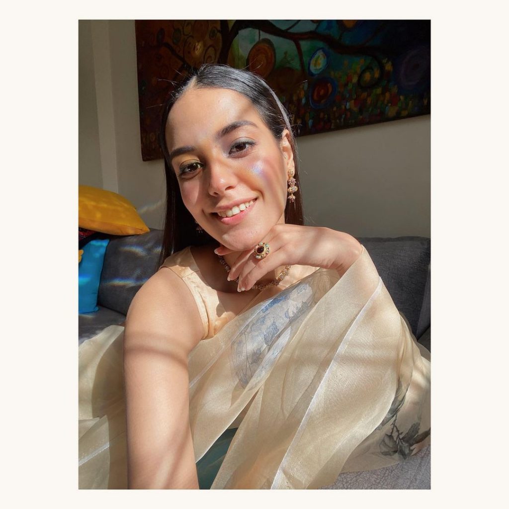 Lovely Photo Collection of Iqra Aziz In Saree