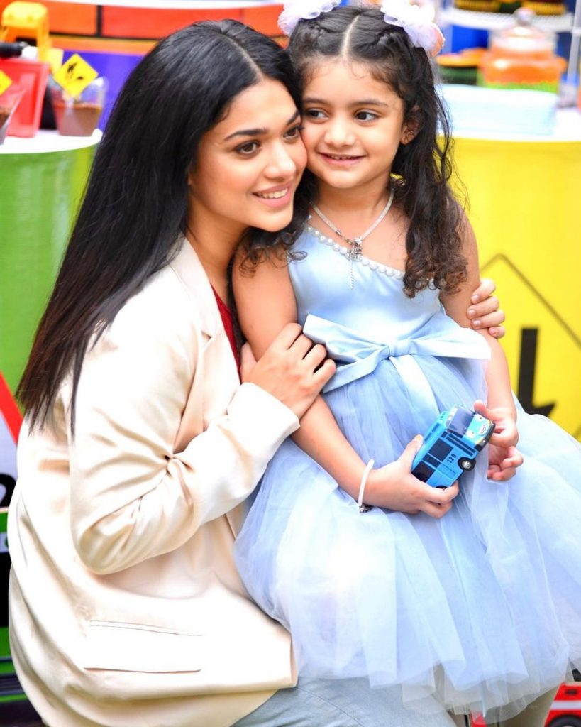 Sanam Jung's Adorable Pictures With Her Daughter