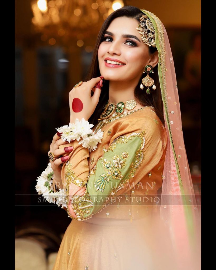 Kiran Haq Looks Elegant In Simple Mehndi Attire