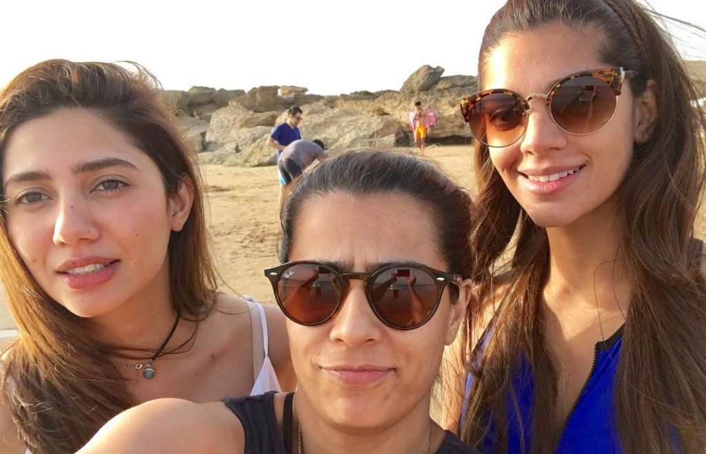 Mahira Khan's Unseen Pictures With Friends