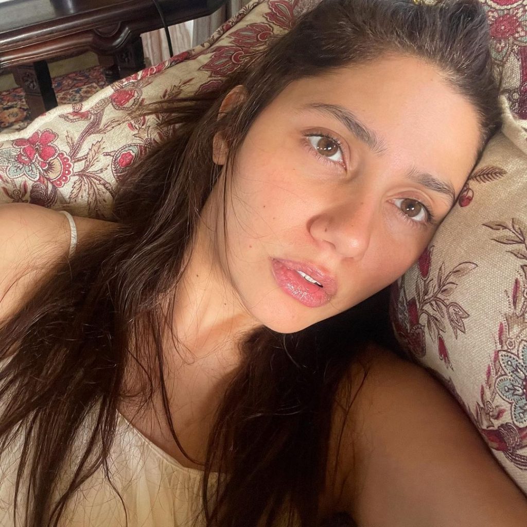 Zero Make-up Photos of Mahira Khan