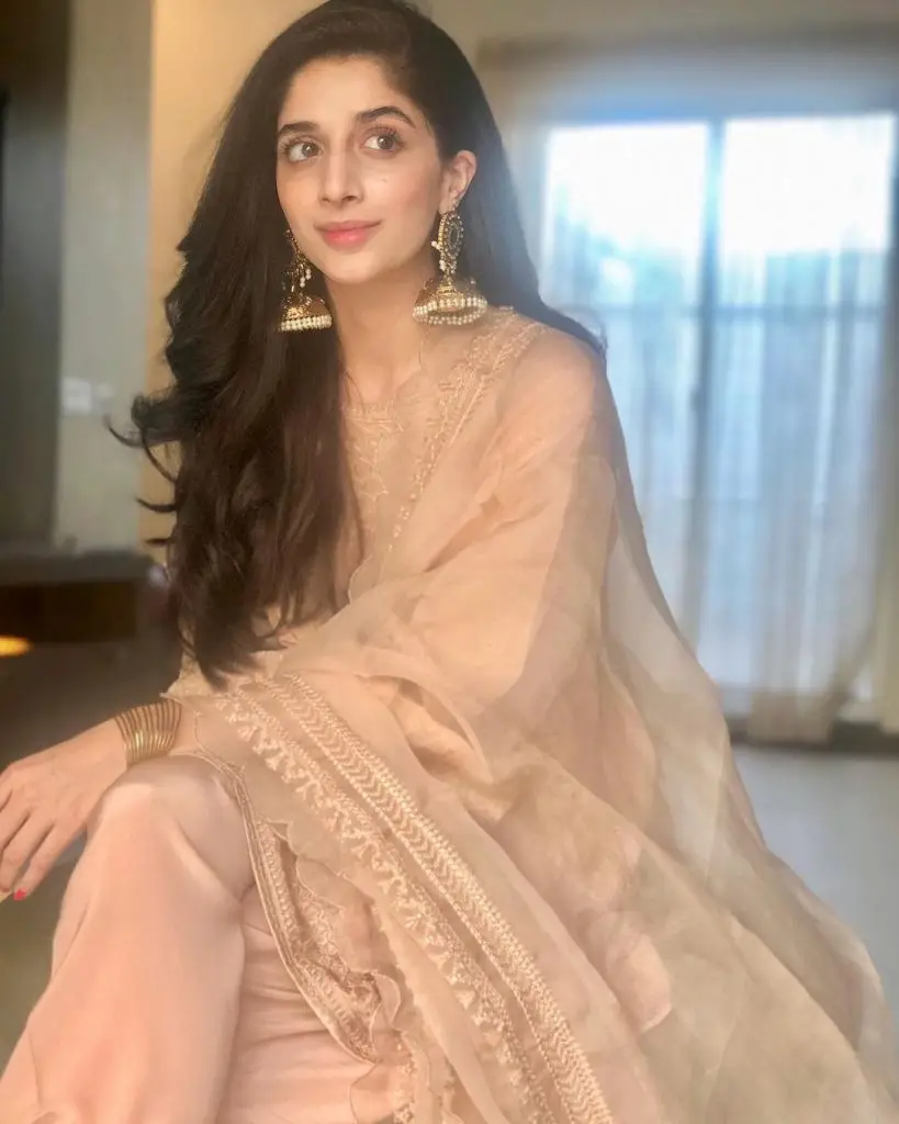 Mawra Hocane And Urwa Hocane Lost Their Grandmother