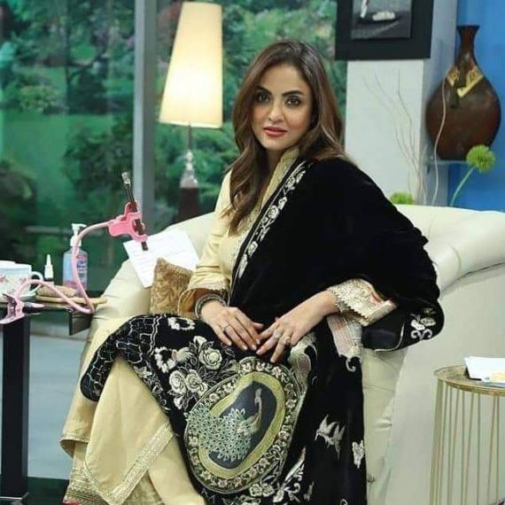 Nadia Khan Different Looks From Her Show | Reviewit.pk