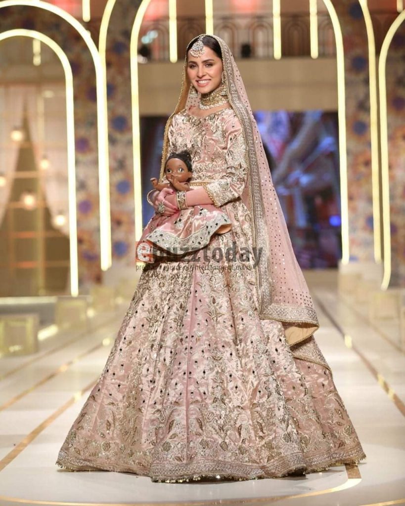 Nimra Khan Appeared As Show Stopper For Noman And Bhaiya