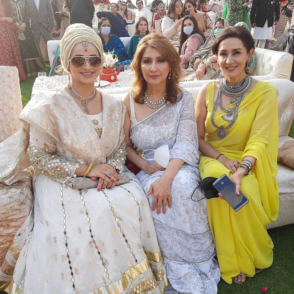 Noor Bukhari Spotted At Her Best Friends Wedding