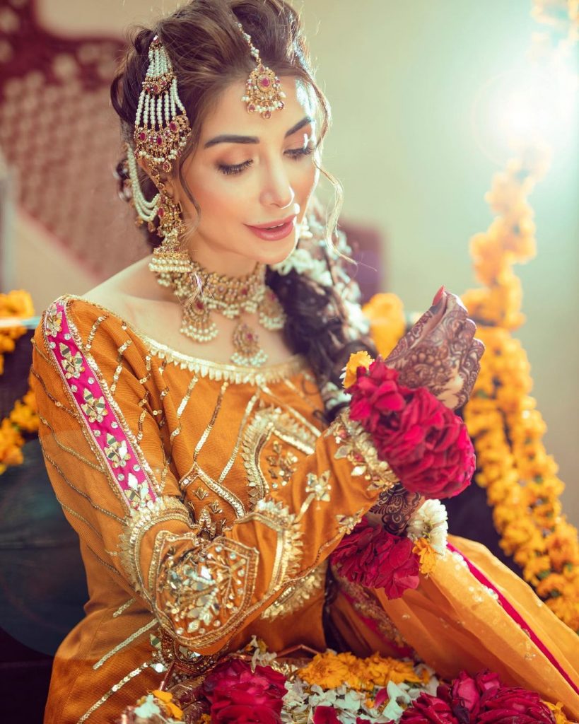 Indian Bride Posing Her Mehndi Design Stock Photo 1226474902 | Shutterstock