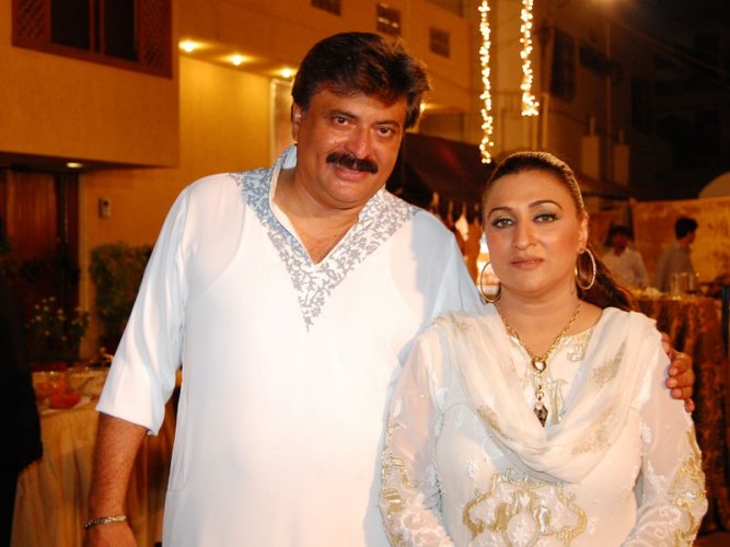 Shabbir Jan Pictures With Wife Farida Shabbir