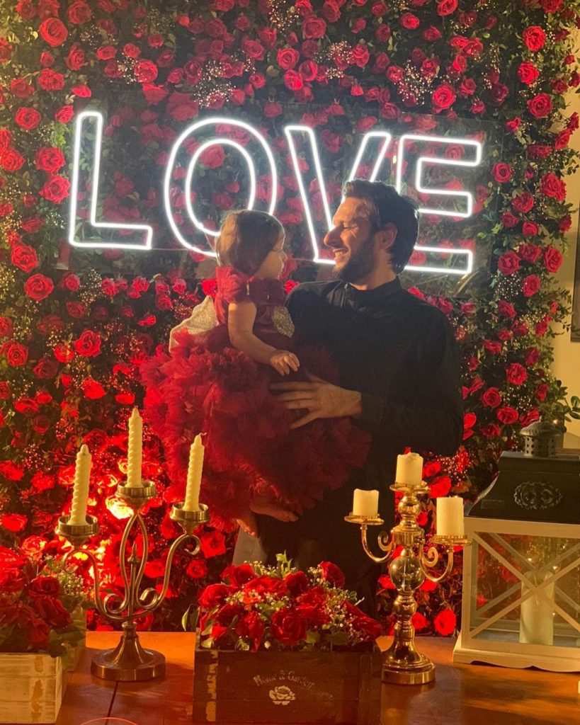 Shahid Afridi Spending Time With Daughter - Adorable Video