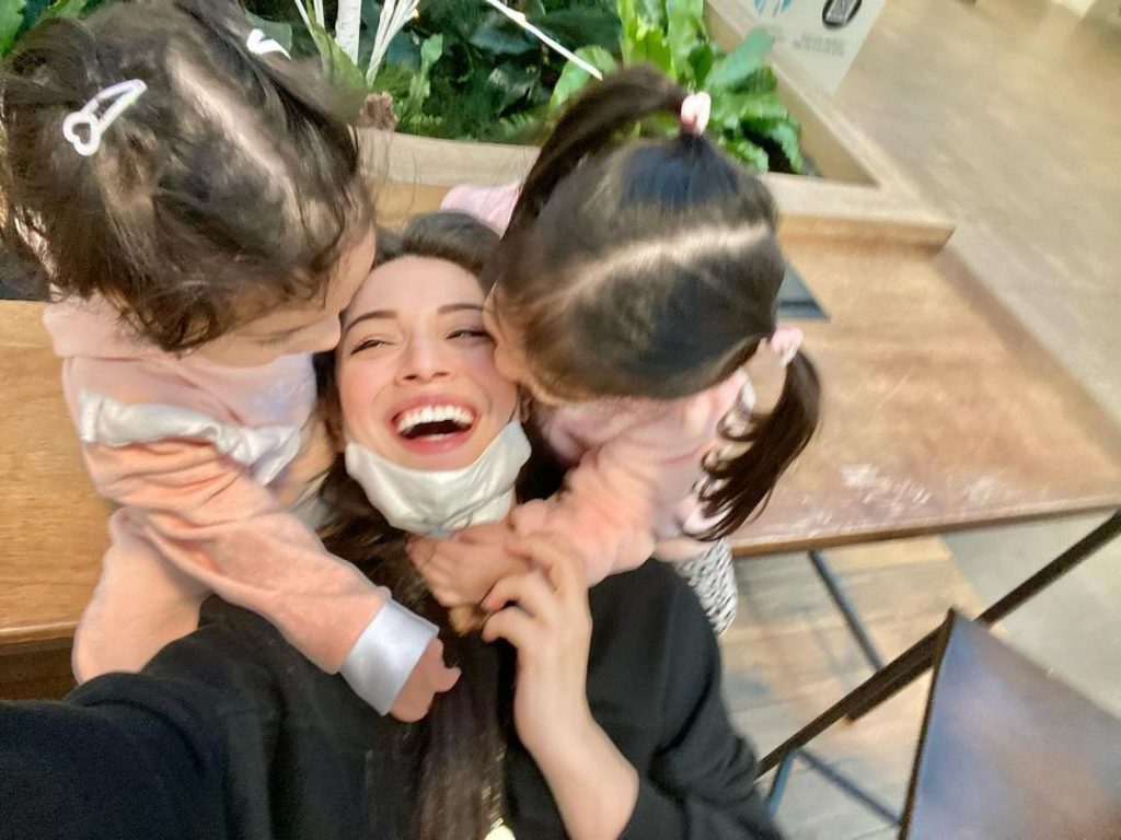 Sidra Batool's Latest Adorable Pictures With Daughters