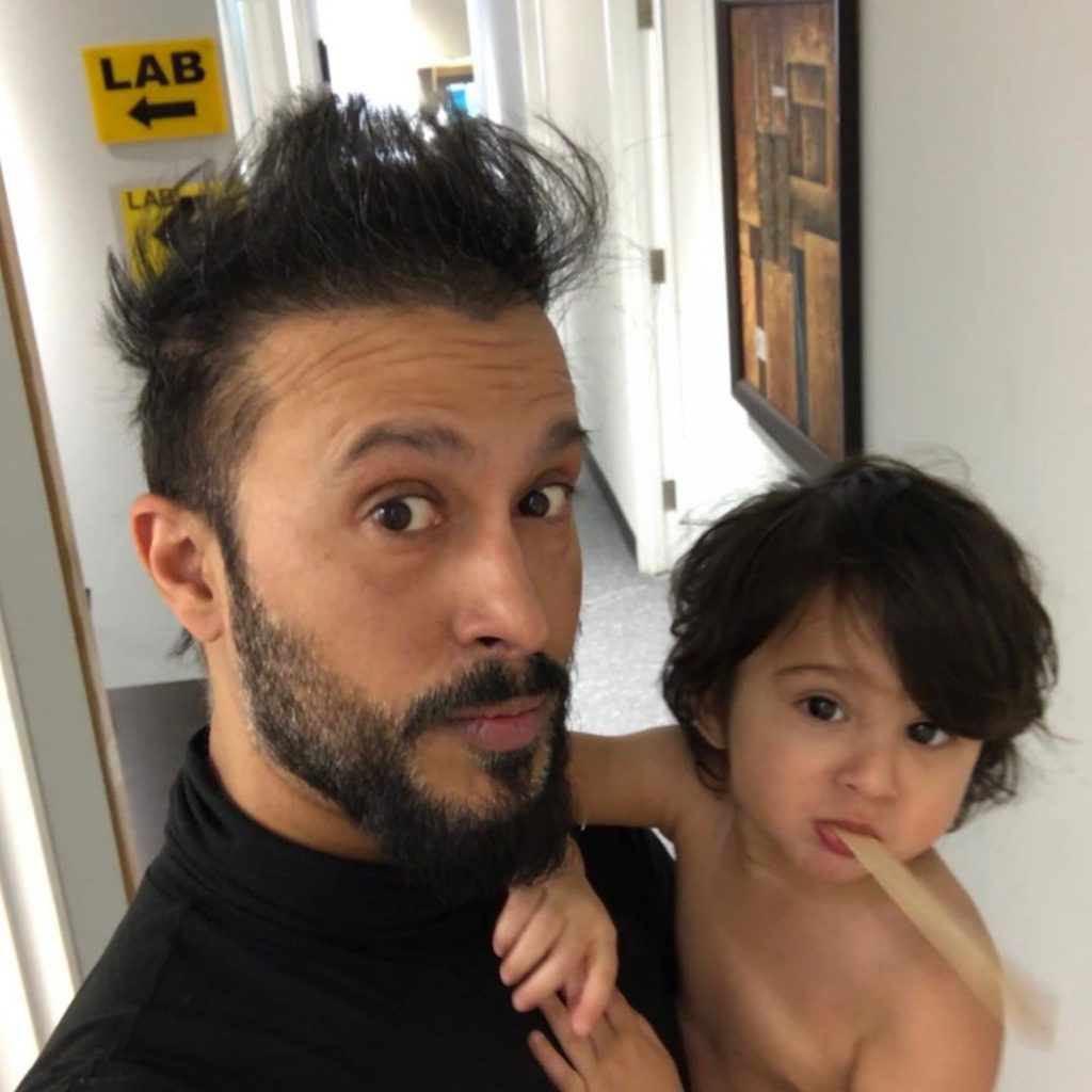 Adorable Pictures of Ali Kazmi With His Kids and Wife