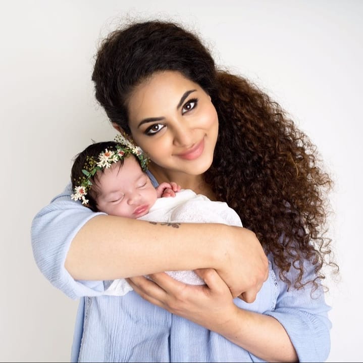 Annie Khalid Shared Beautiful Pictures with her Daughter