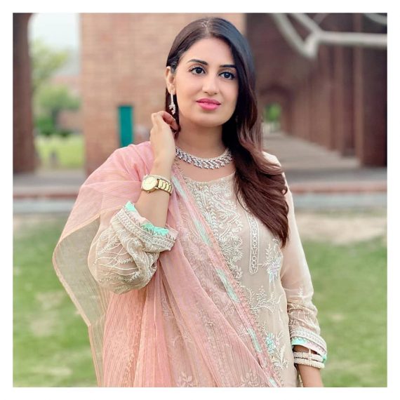 Farah Iqrar Spotted At Her Sister's Nikkah Ceremony | Reviewit.pk