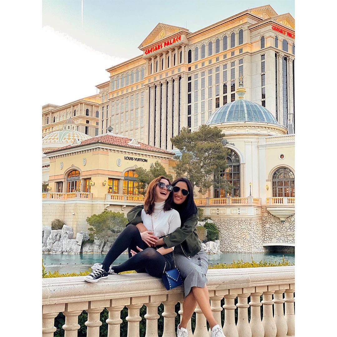 Beautiful Pictures of Hania Aamir with her Friend Maida in USA