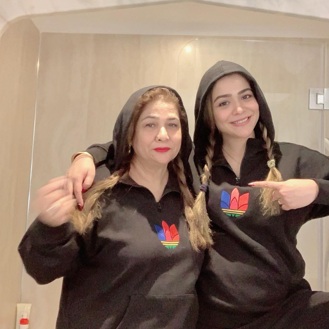 Actress Humaima Malik Shared New Beautiful Pictures with her Mother
