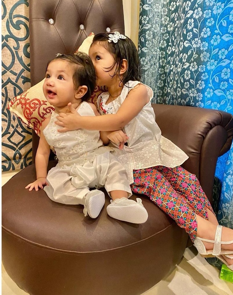 Sidra Batool Pictures With Her Daughters