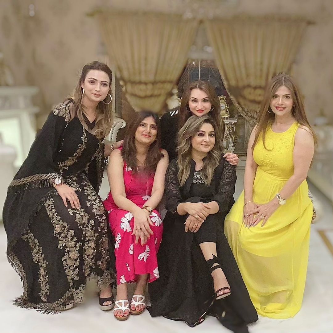 Javeria Saud Xnxx - Actress Javeria Saud Dinner Party with Friends - Beautiful Pictures |  Reviewit.pk