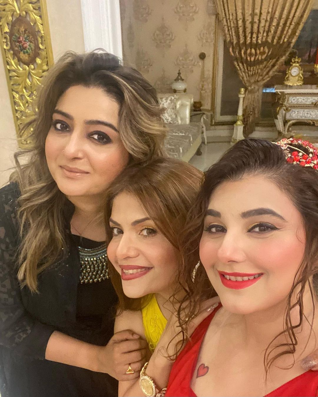 Actress Javeria Saud Dinner Party with Friends - Beautiful Pictures