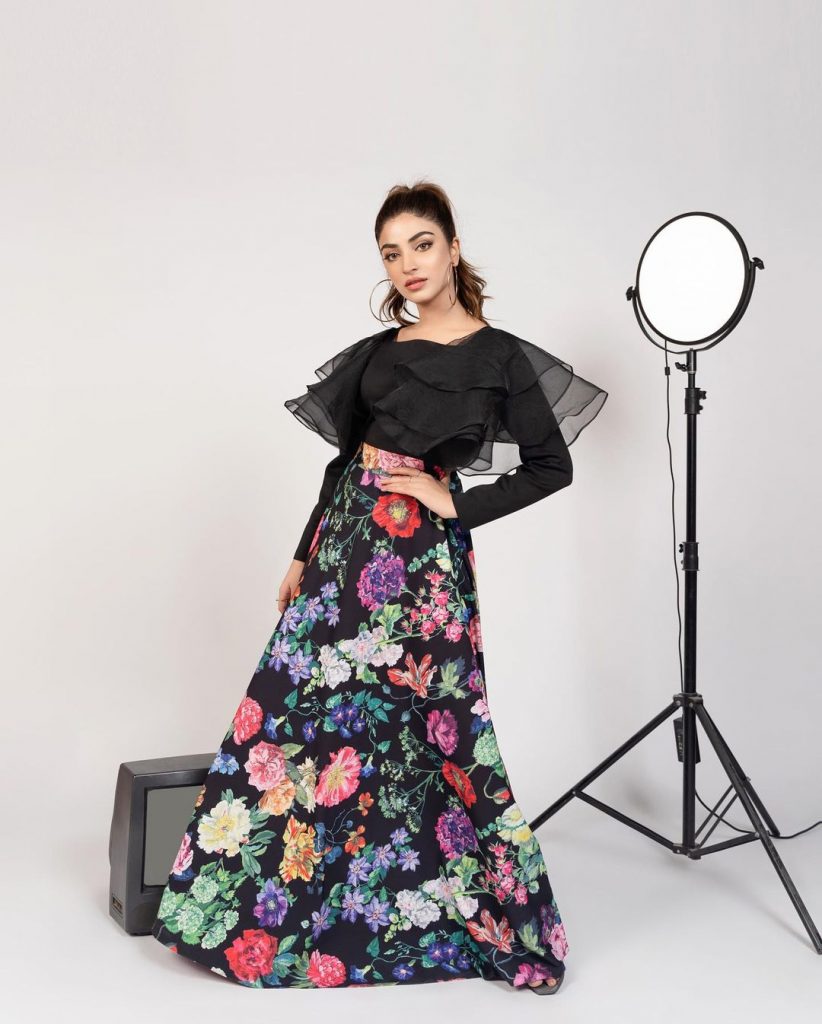 Kinza Hashmi Featured In Lulusar's Latest Collection