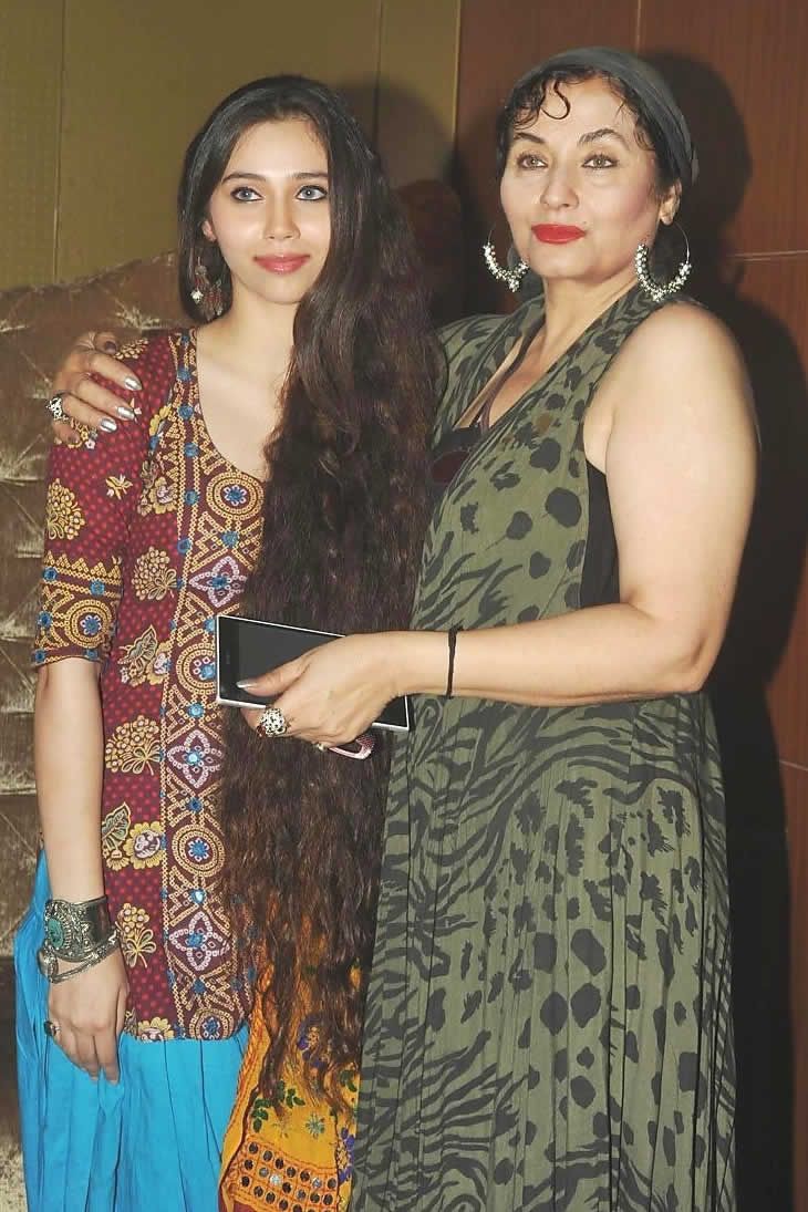 Salma Agha with her Daughter Zara Khan - Latest Pictures