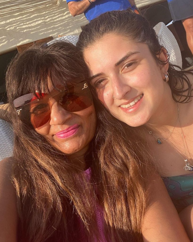 Frieha Altaf Pictures With Friends While Travelling
