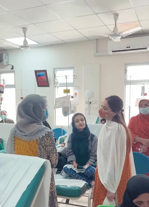 Minal Khan Visits Children Fighting Cancer