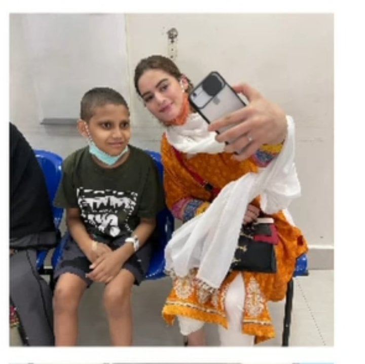 Minal Khan Visits Children Fighting Cancer