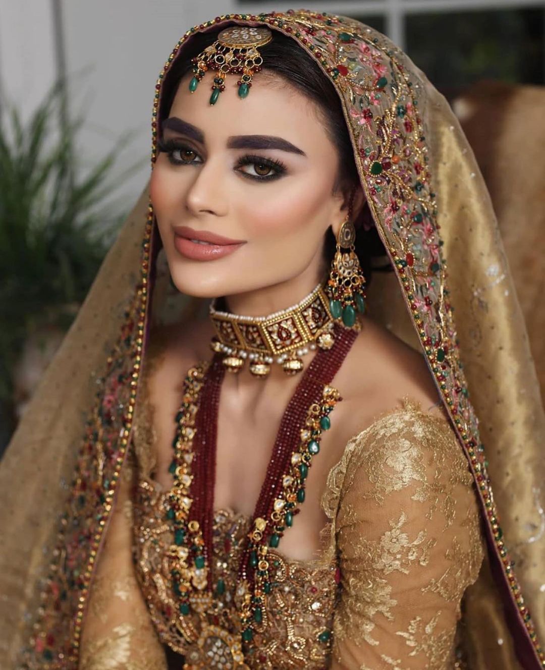 Sadaf Kanwal Exudes Royalty In Her Latest Bridal Shoot | Reviewit.pk