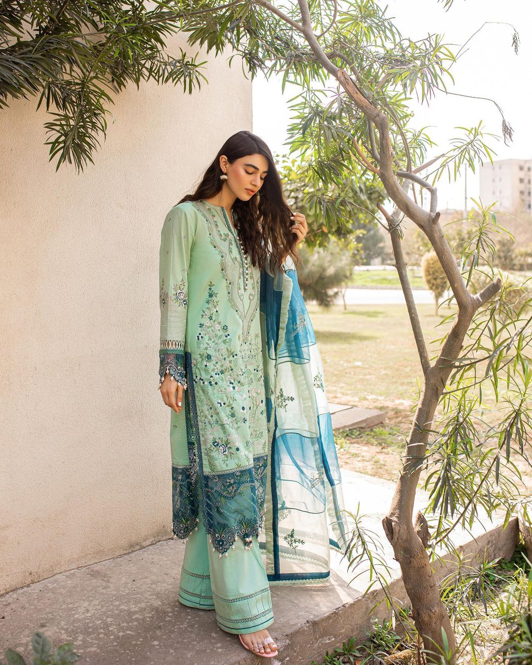 Saheefa Jabbar Gracefully Carries The Traditional Look In Her Latest ...