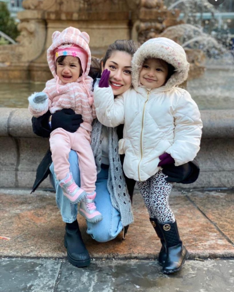 Sidra Batool Pictures With Her Daughters
